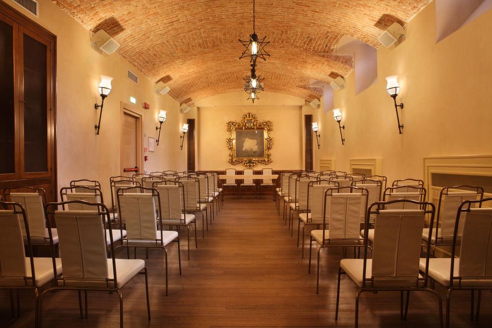 Chateau Monfort - Relais & Chateaux Milano Esterno foto The interior of the church