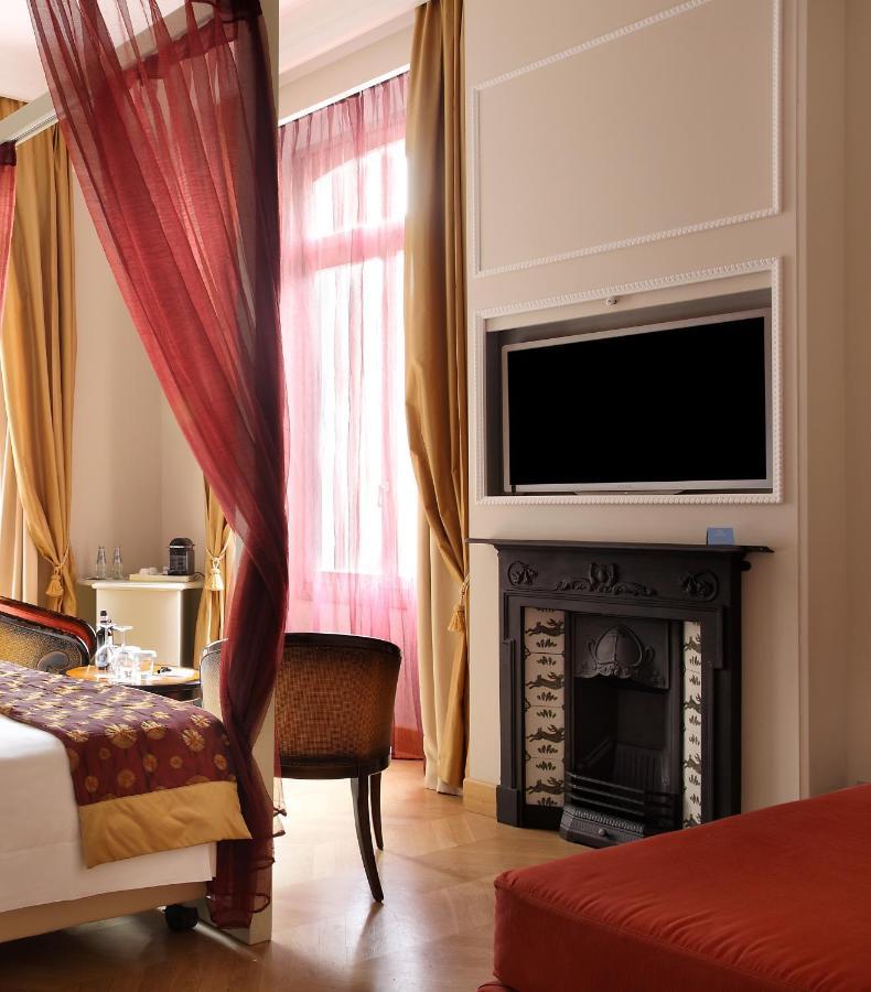 Chateau Monfort - Relais & Chateaux Milano Esterno foto A television set in a hotel room