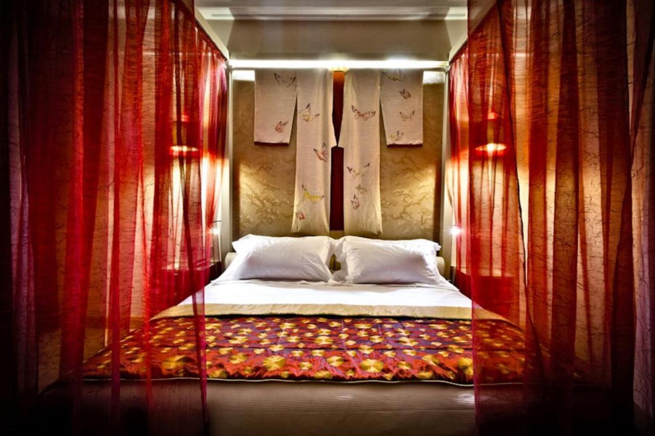 Chateau Monfort - Relais & Chateaux Milano Esterno foto A bedroom at the hotel