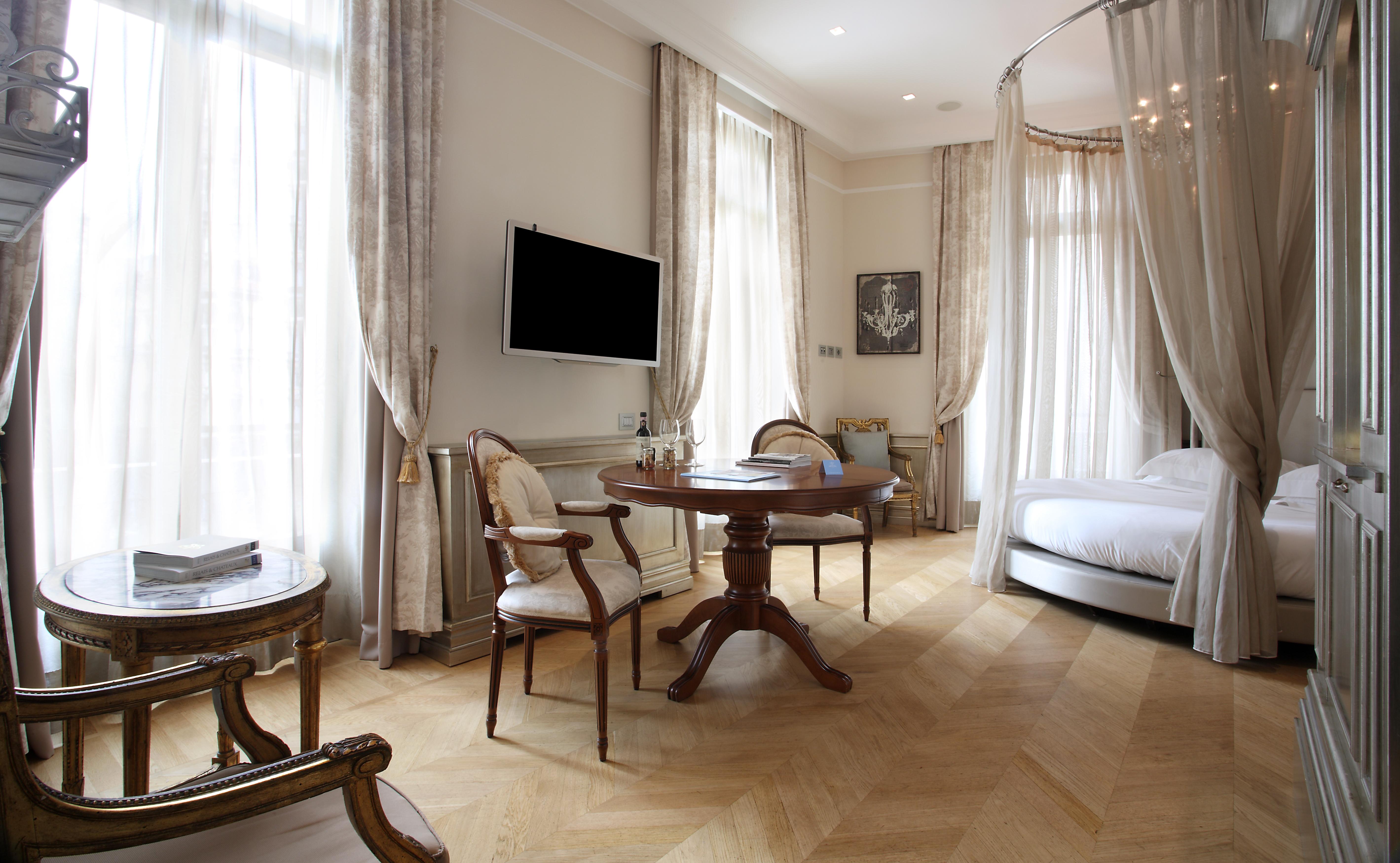 Chateau Monfort - Relais & Chateaux Milano Esterno foto A suite at the Hotel de Crillon