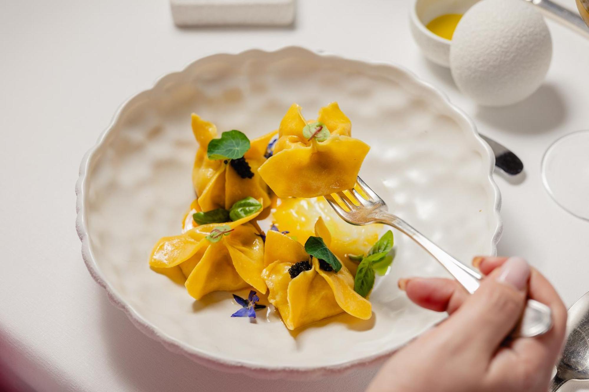 Chateau Monfort - Relais & Chateaux Milano Esterno foto A plate of ravioli