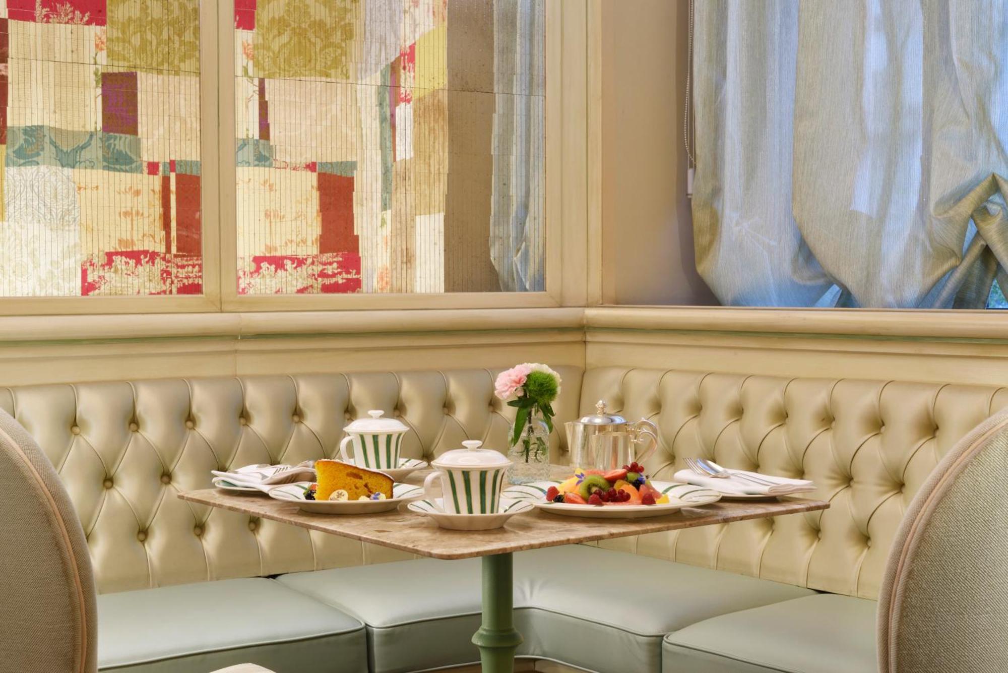 Chateau Monfort - Relais & Chateaux Milano Esterno foto A table at the Ritz