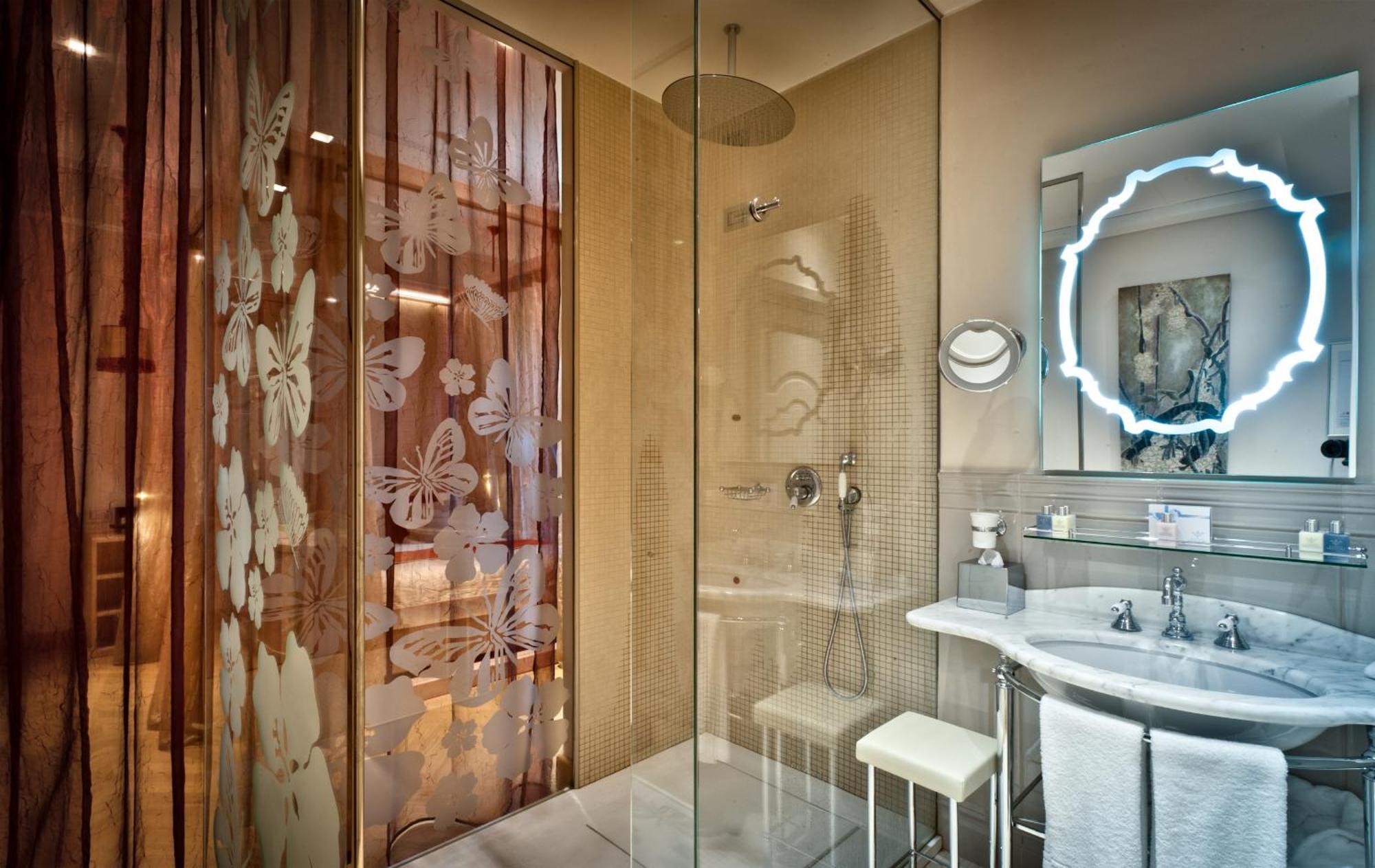 Chateau Monfort - Relais & Chateaux Milano Esterno foto A shower enclosure