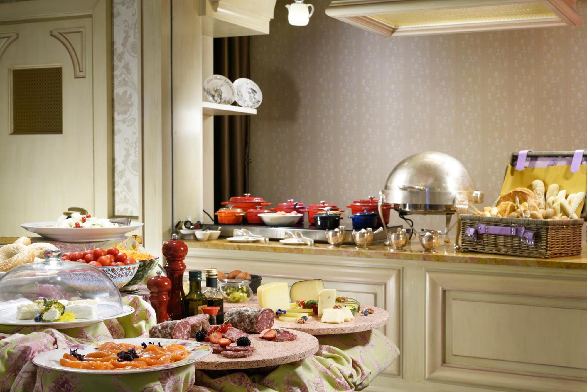 Chateau Monfort - Relais & Chateaux Milano Esterno foto A buffet at a hotel