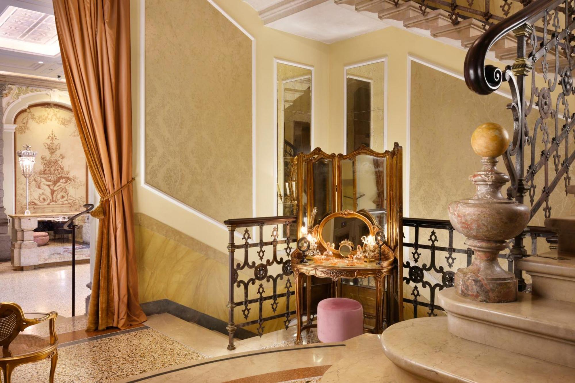 Chateau Monfort - Relais & Chateaux Milano Esterno foto Interior of the hotel