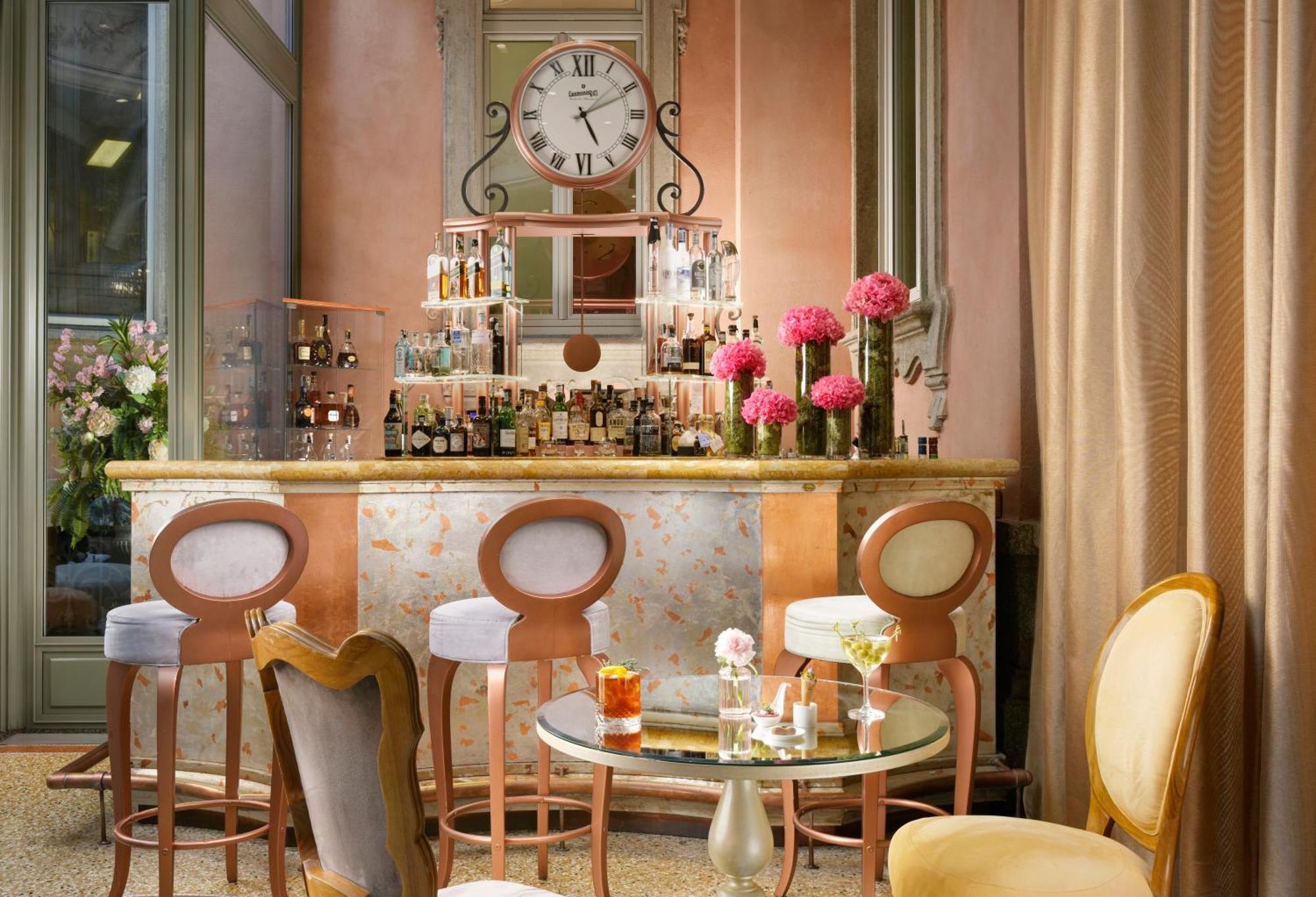 Chateau Monfort - Relais & Chateaux Milano Esterno foto The bar at the St. Regis New York