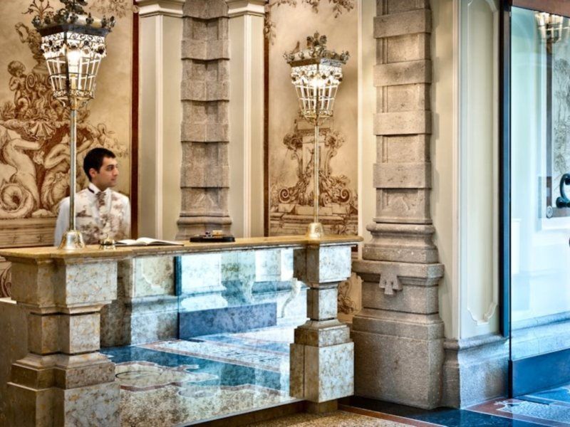 Chateau Monfort - Relais & Chateaux Milano Esterno foto A concierge at the front desk of a hotel