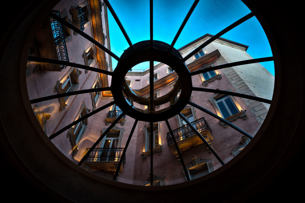 Chateau Monfort - Relais & Chateaux Milano Esterno foto The window of the staircase