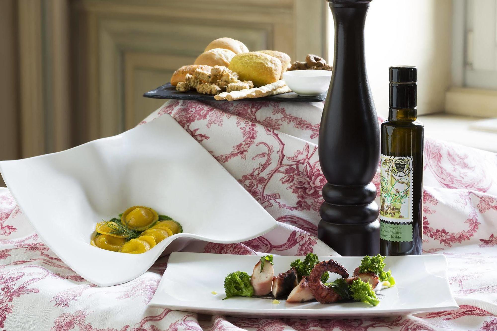 Chateau Monfort - Relais & Chateaux Milano Esterno foto A pepper mill