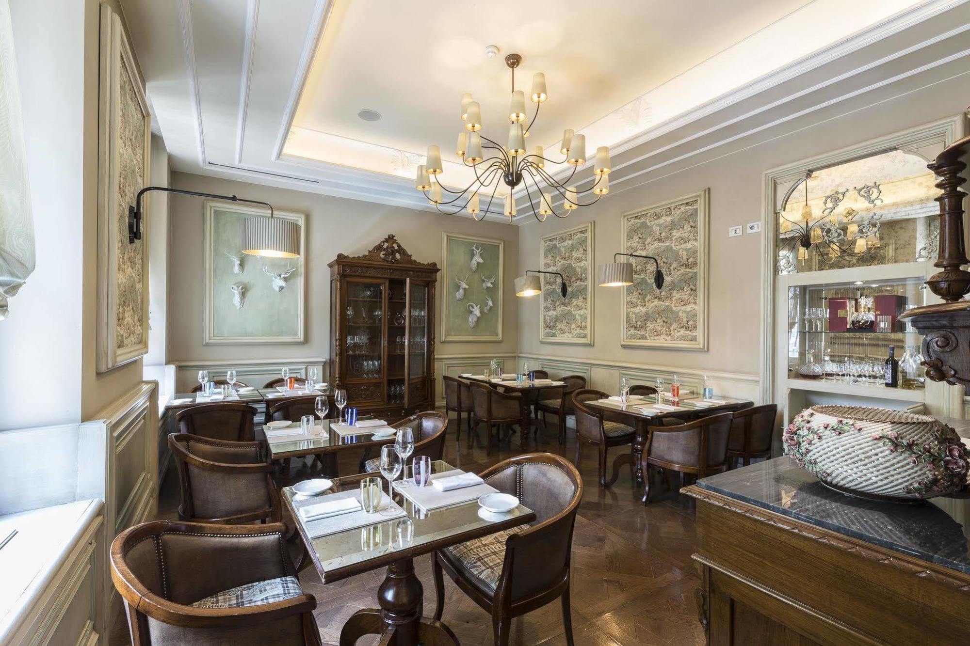 Chateau Monfort - Relais & Chateaux Milano Esterno foto The interior of the restaurant