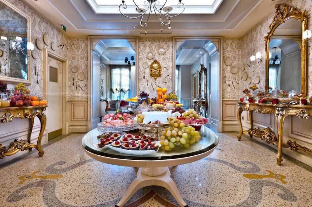 Chateau Monfort - Relais & Chateaux Milano Esterno foto The lobby